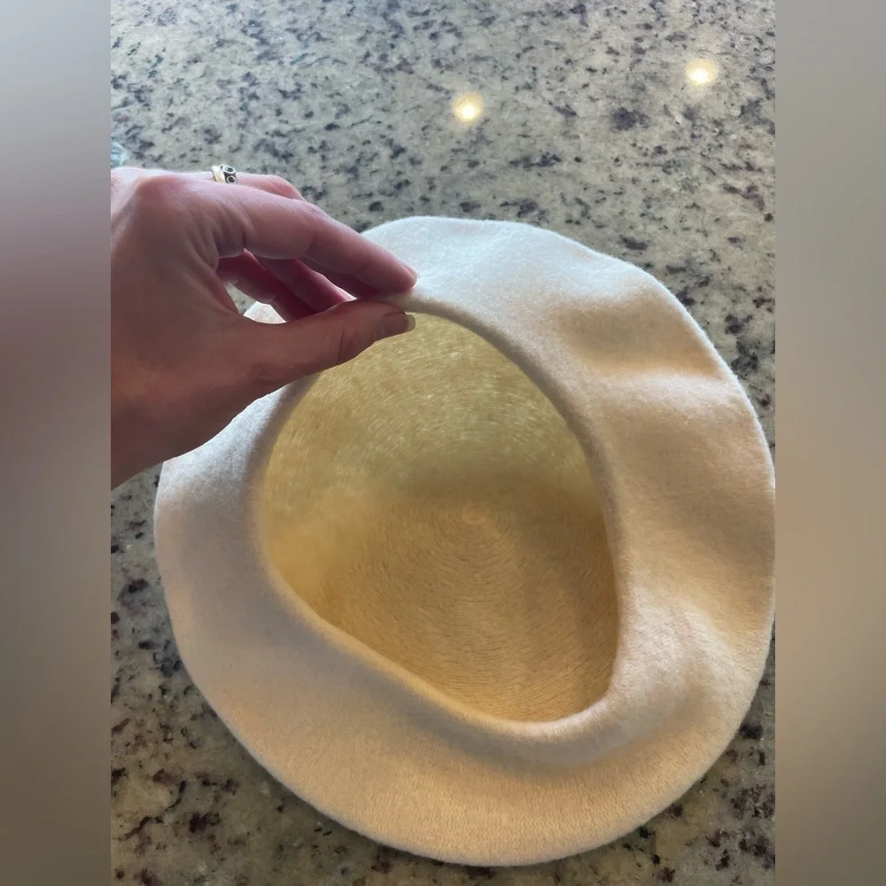 Pristine vintage 100% wool cream Beret